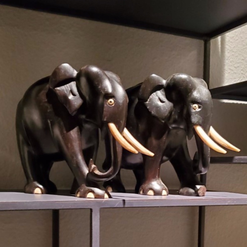 VINTAGE CARVED ELEPHANTS / SET OF TWO